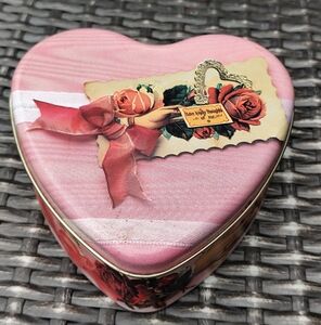 Russ Berrie & CO Tin Roses Flowers Heart Shaped Pink